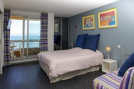 One-Bedroom Apartment with Sea View