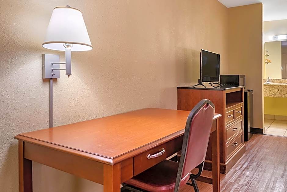 Econo Lodge Inn & Suites Maingate Central