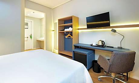 Twin Room with Roll-In Shower - Mobility Accessible