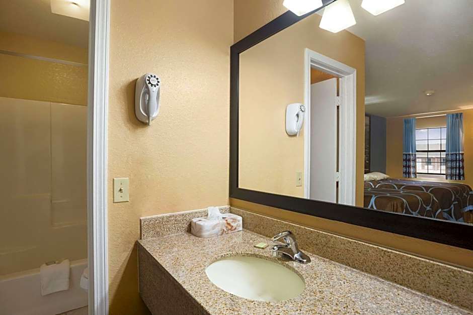 Super 8 by Wyndham Henryetta