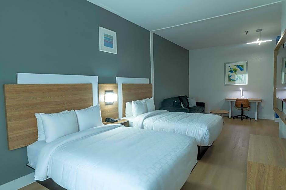 Clarion Inn & Suites Central Clearwater Beach