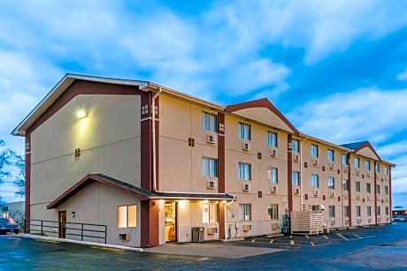 Super 8 by Wyndham Bloomington Normal