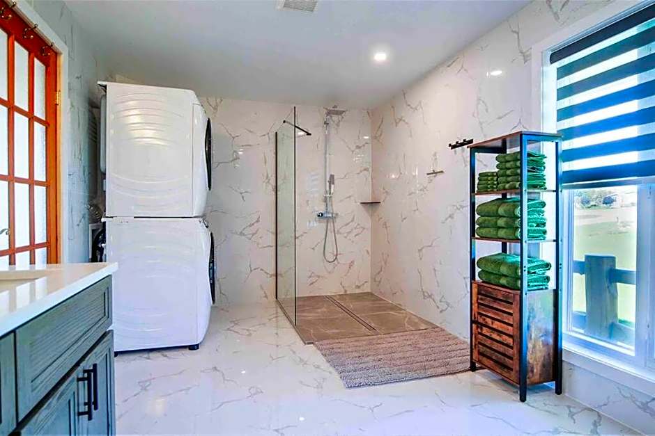 The Simeon - Upscale Bay Views by Doorbed