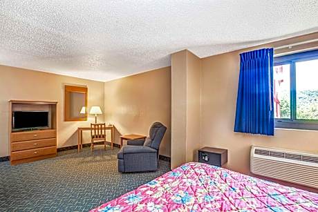 Deluxe Queen Room - Non-Smoking