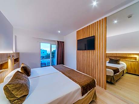 Double Room with Balcony and Sea View