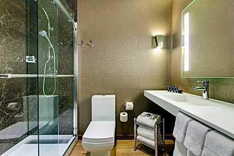 Premier Suite, 1 Bedroom Suite, 1 King, Sofa bed, Courtyard view