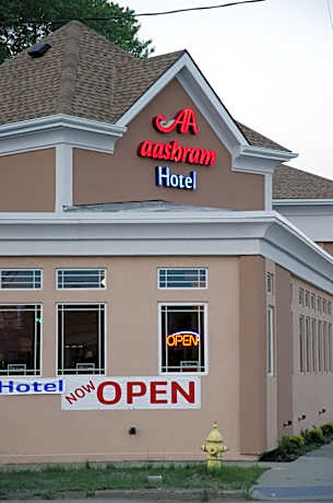 Aashram Hotel by Niagara River