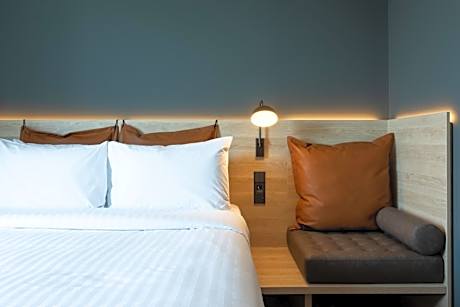 Moxy Queen Room - Top Floor