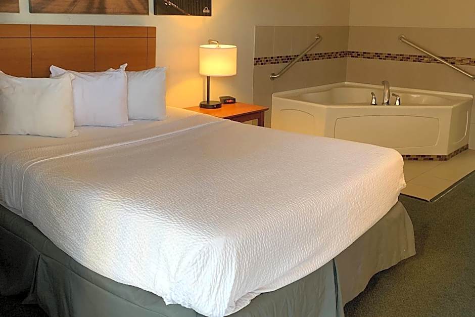 Photo 1 of 10 of Deluxe 1 Queen Bed