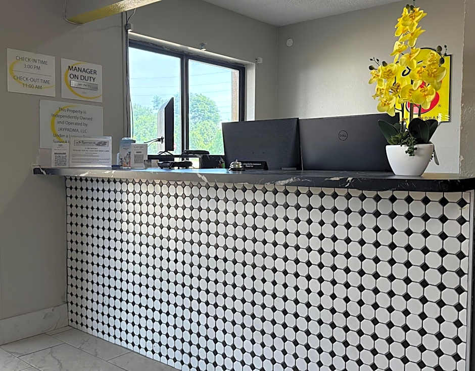 Super 8 by Wyndham Evansville East