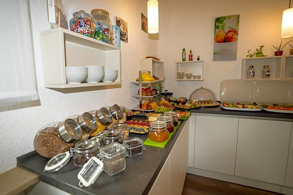 B&B Outlet Hotel - Metzingen - Bad Urach - Free Parking