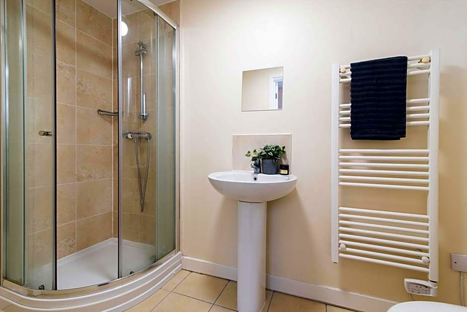 cheerful double en-suite room with free wifi