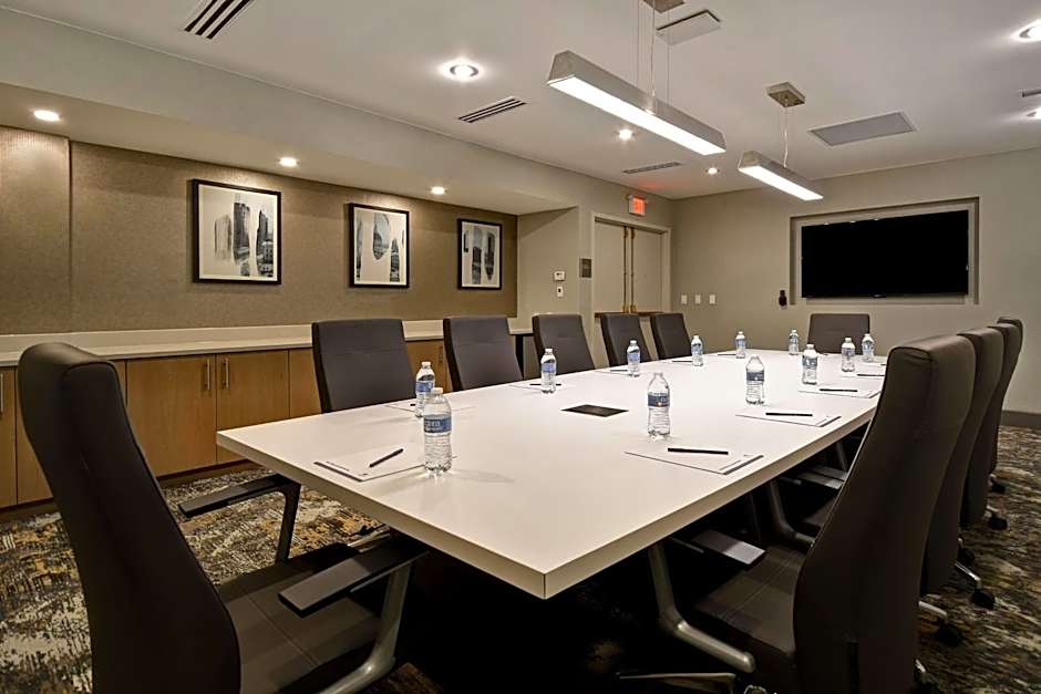 DoubleTree by Hilton St. Louis-Airport