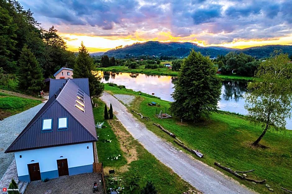 Przystań nad Sanem z widokiem na góry i rzekę