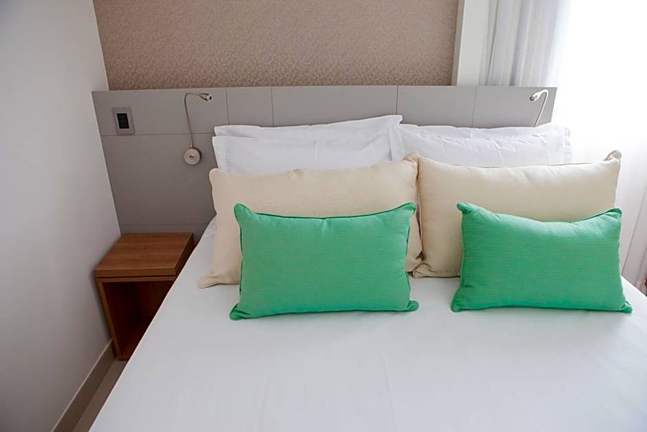 Photo 1 of 6 of Superior 1 Queen Bed