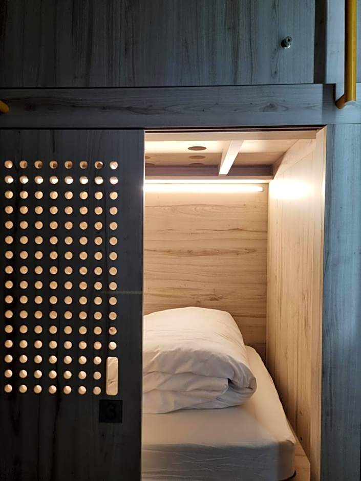 Bloom Hostel Bar & Garden