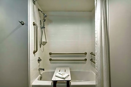 1 DOUBLE MOBILITY/HEARING ACCESS W/TUB NOSMOK VIS FIREALRM/DOOR/PHN ALRT/HDTV FRIDGE/FREE WI-FI/HOT BRKFST INCLUDED