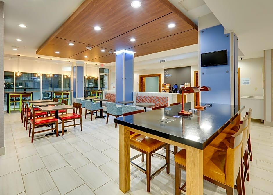 Holiday Inn Express & Suites Dallas NW - Farmers Branch By IHG