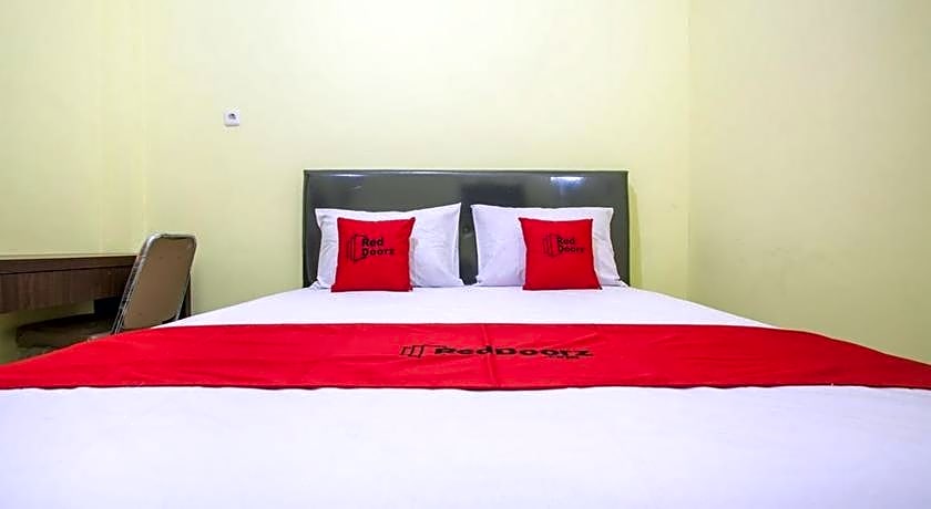 RedDoorz near Petra University 2