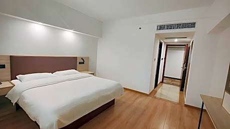 GTI - 1 Bed Guest Room no Window, 1.8M Bed