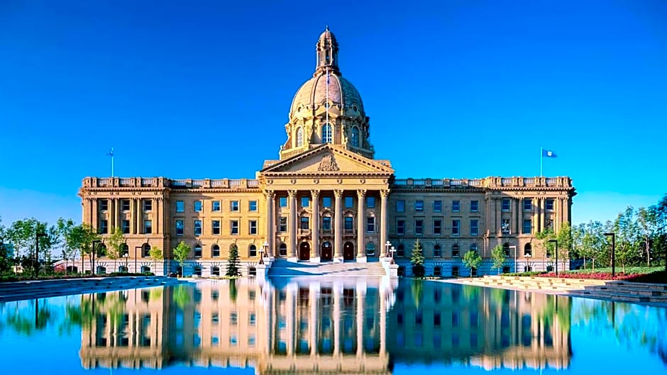 Tropical Oasis - King Beds - Free Netflix & Parking - Fast Wi-Fi