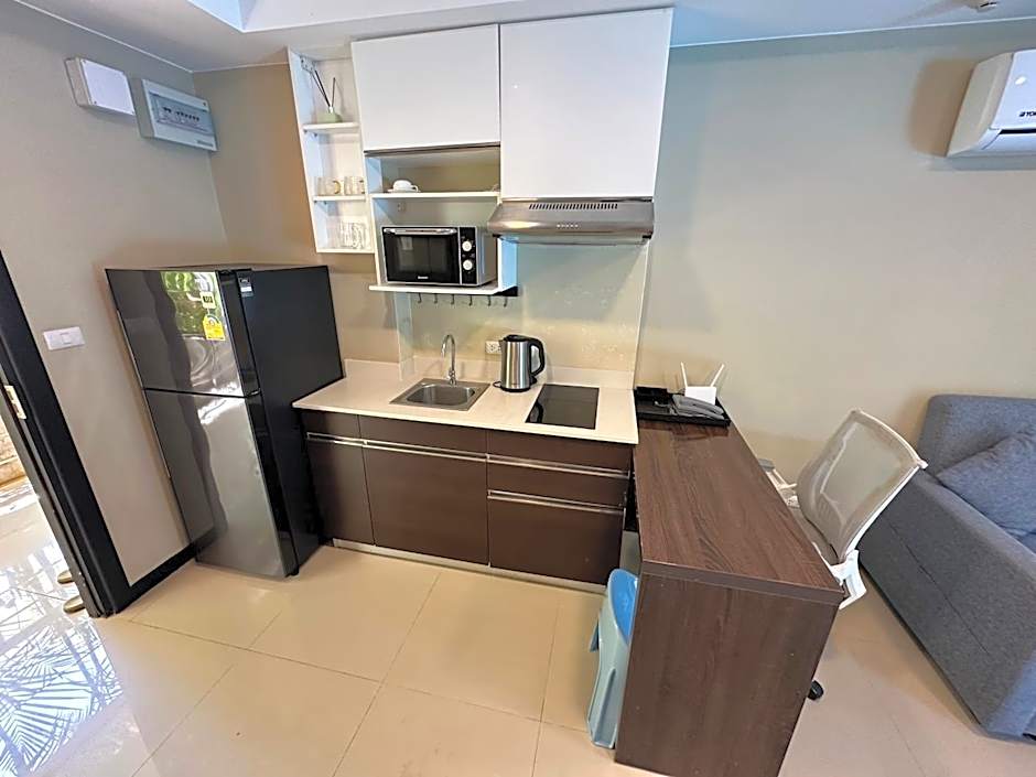 1 - Bedroom Apartment Pool Access, 750m to the Beach