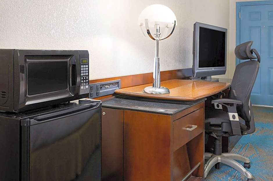 Days Inn by Wyndham Columbia