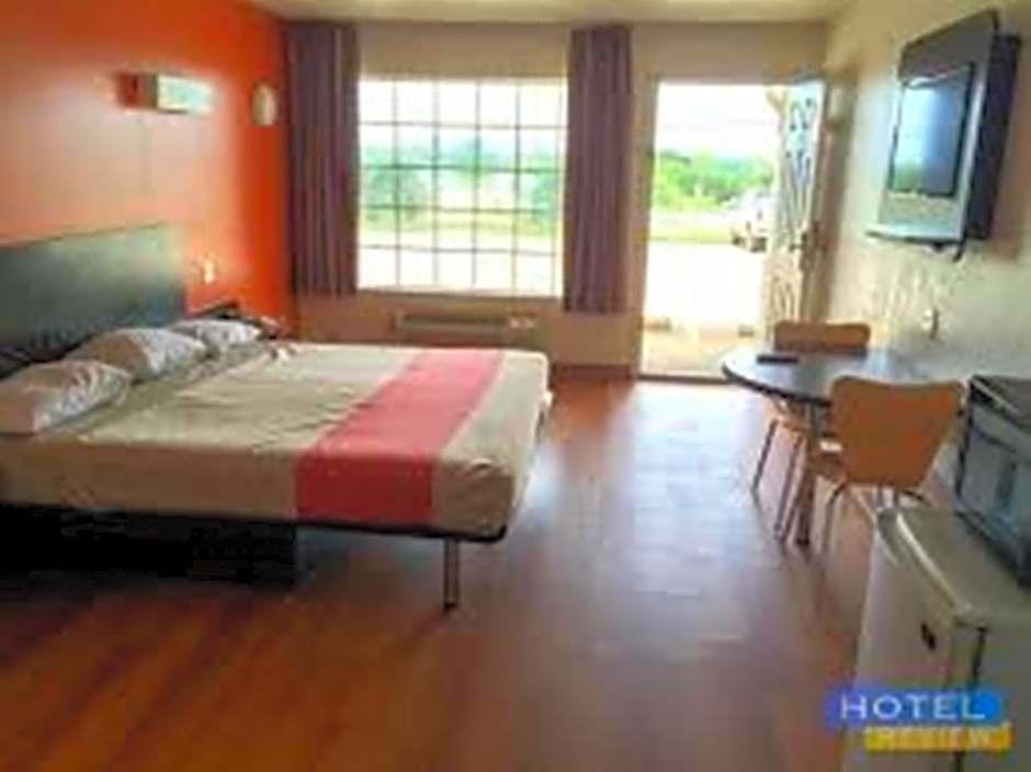 Motel 6-Waxahachie, TX