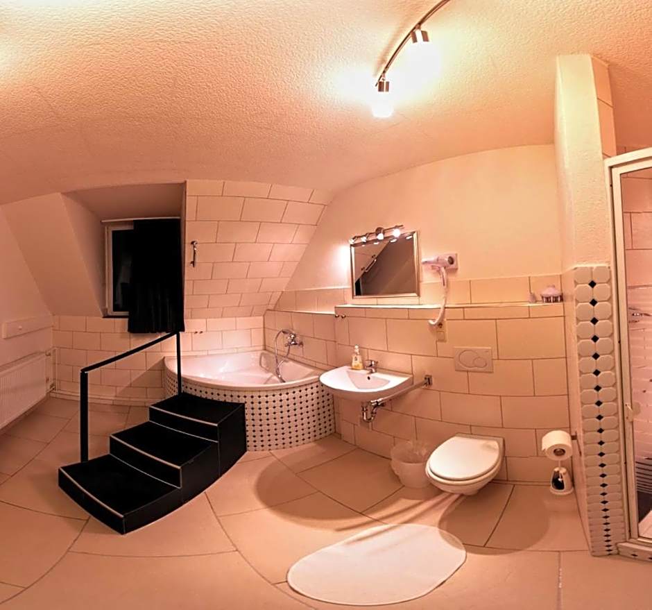 Balthasar Neumann Speiserei & Gästehaus - Zentrum Brühl -E-Ladestation, nähe Phantasialand