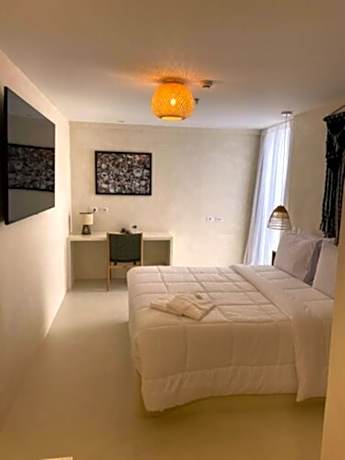 PREMIUM DOUBLE - 1 QUEEN BED