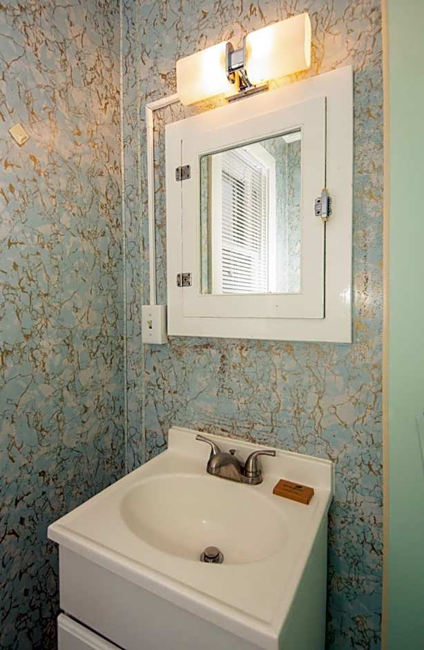 Simmons Motel and Suites