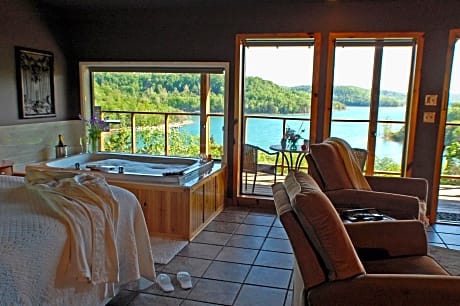 Queen Suite with Lake View