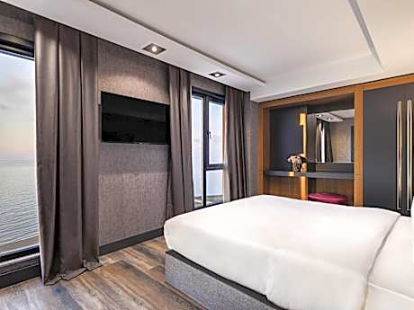 Deluxe Suite with Two Double and One Single Bed