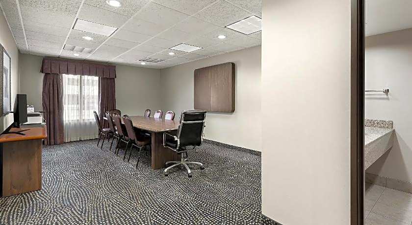 Hotel RL Cleveland Airport West