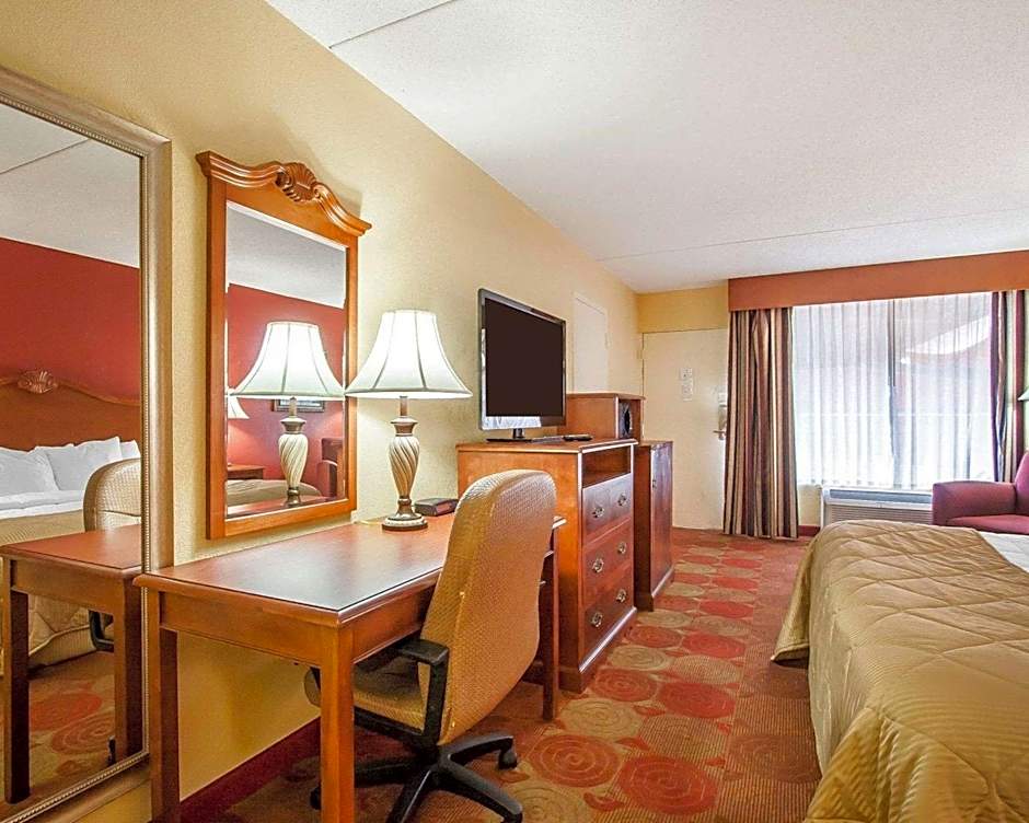 Clarion Inn & Suites University Center