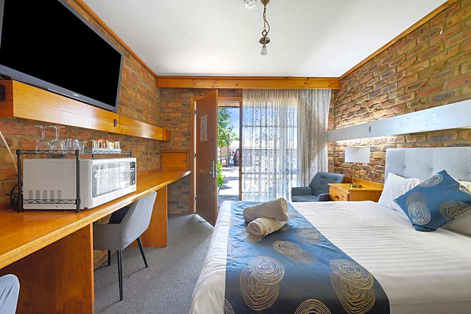 The Settlement Historic Hotel