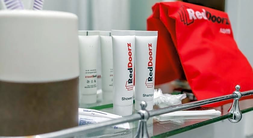 RedDoorz Plus near Green Pramuka Square Mall