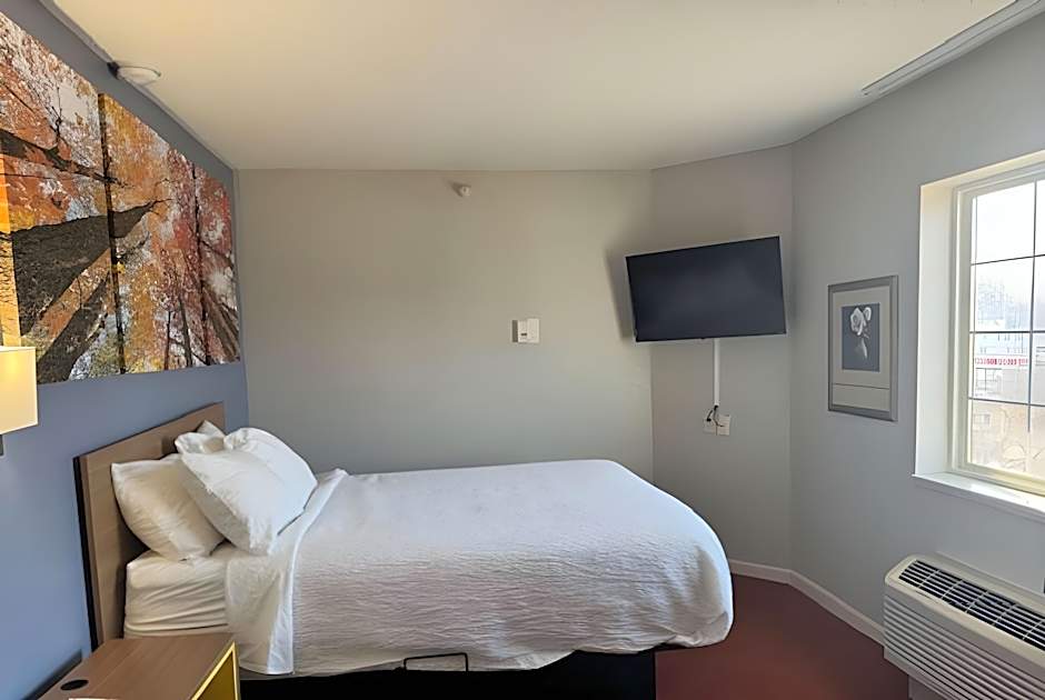 Days Inn & Suites by Wyndham Green Bay WI.