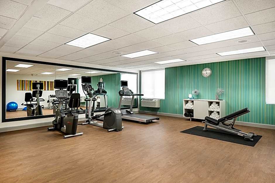 Holiday Inn Express & Suites Charlotte Arpt-Belmont By IHG