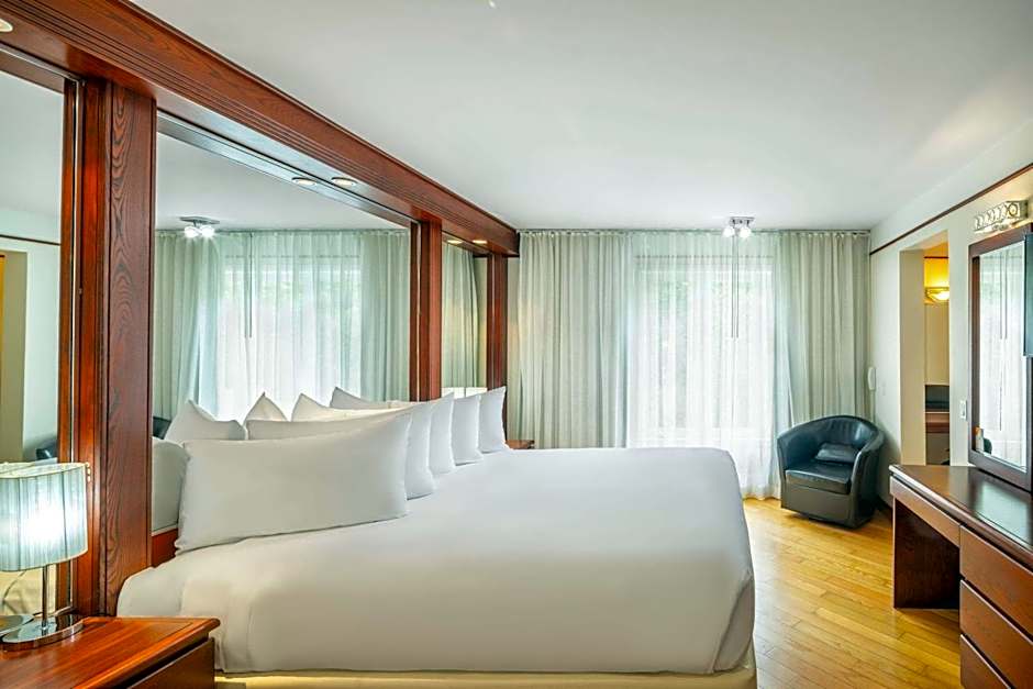 Photo 1 of 4 of Superior 1 King Bed, Whirlpool