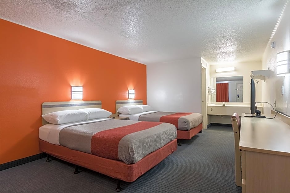 Travelodge by Wyndham Lansing