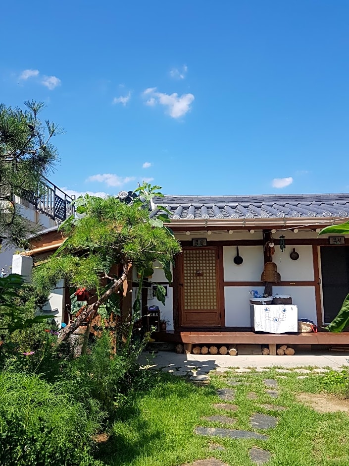 Hanulgiwa Hanok Stay
