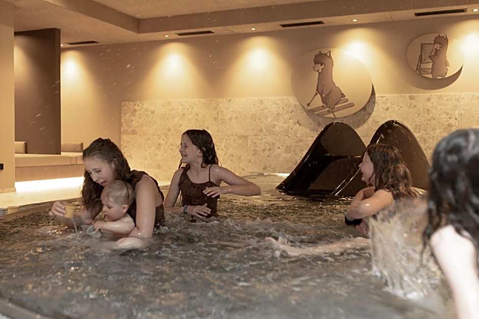 Aparthotel Familiaris - Family Apartments - Pools & Spa in Dolomites