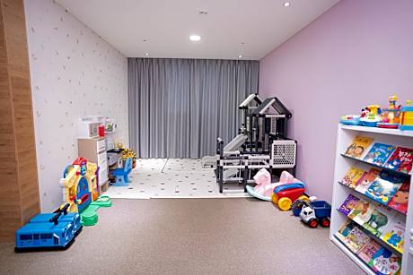 Family Room with Kids Pool