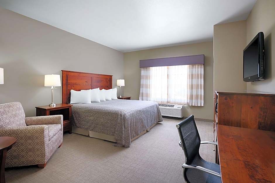 Green Mill Village Hotel & Suites, BW Signature Collection
