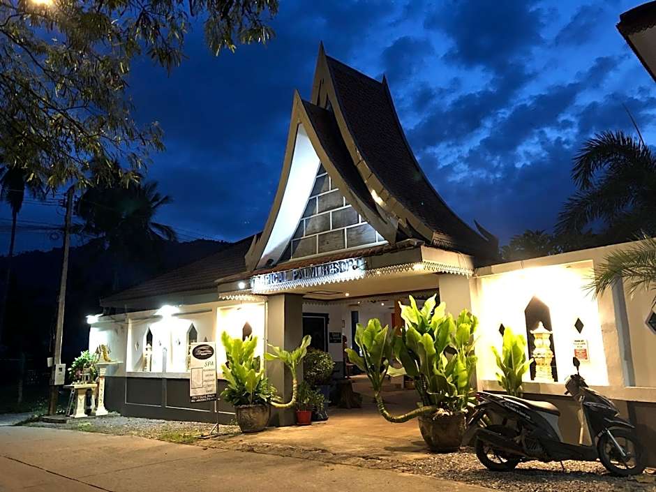 Tropical Palm Resort.