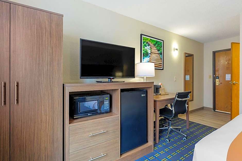 Quality Inn Lee - Lenox South