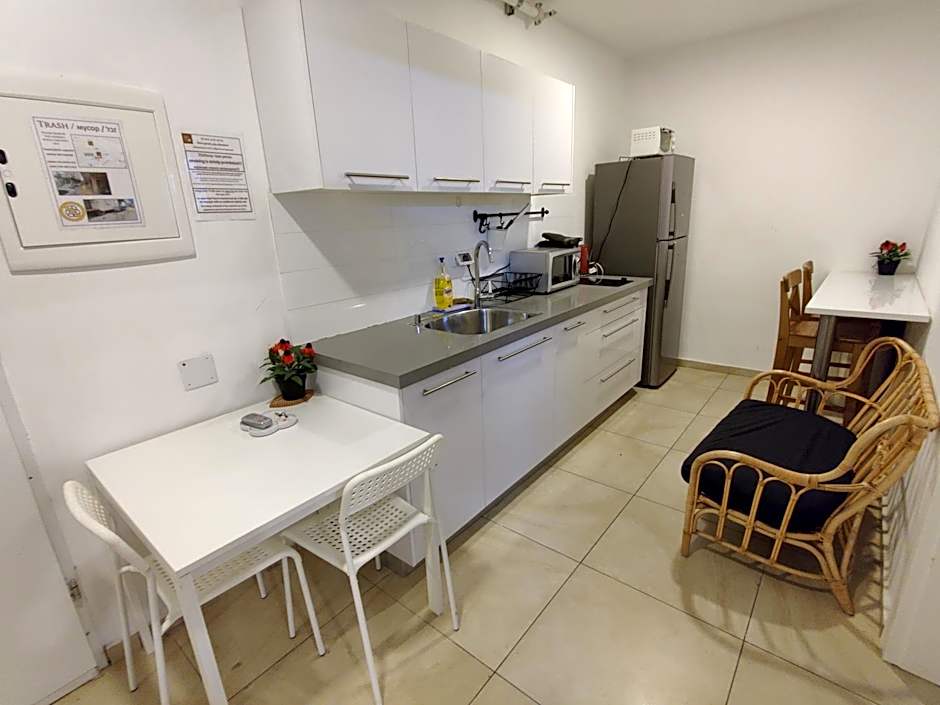 Begin19 Apartments & Hostel