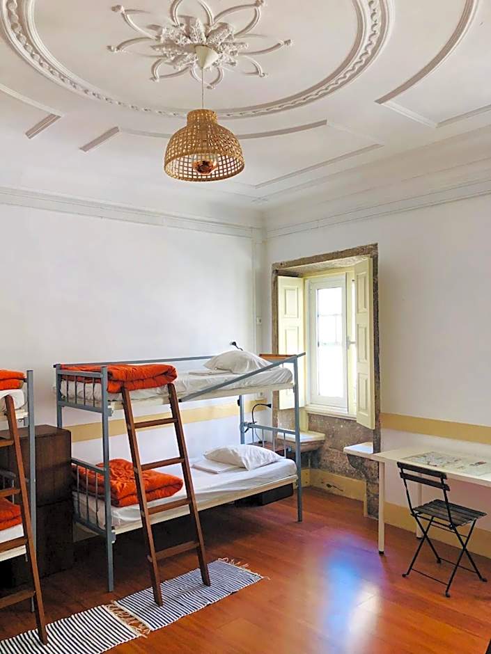 Foto 1 di 5 di Bunk Bed in Mixed Dormitory Room