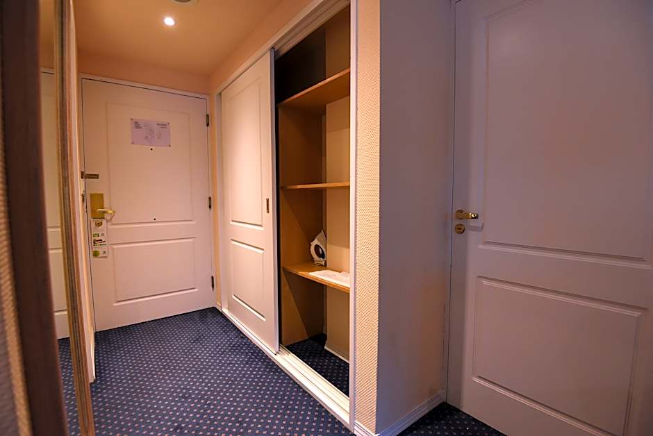 Photo 1 of 23 of Standard 2 Twin Beds, View